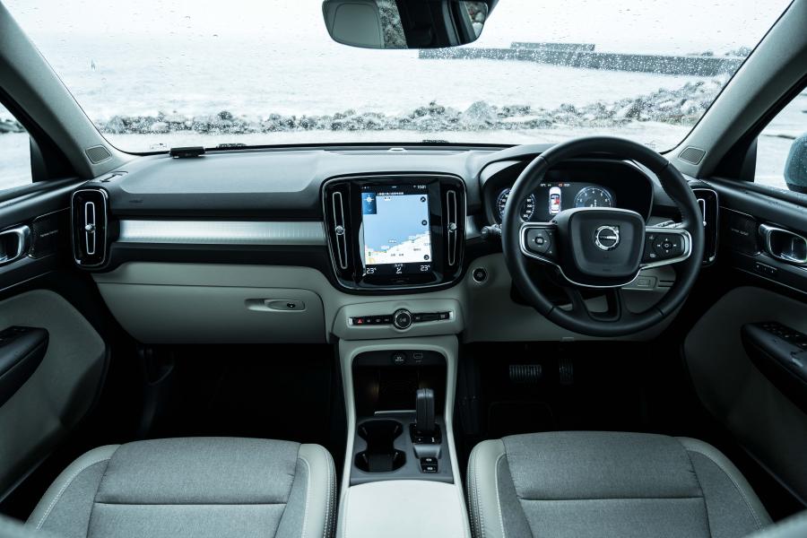 Торпедо Volvo XC40 T4 Momentum 2018 года  (JP) (фото 8 из 13)